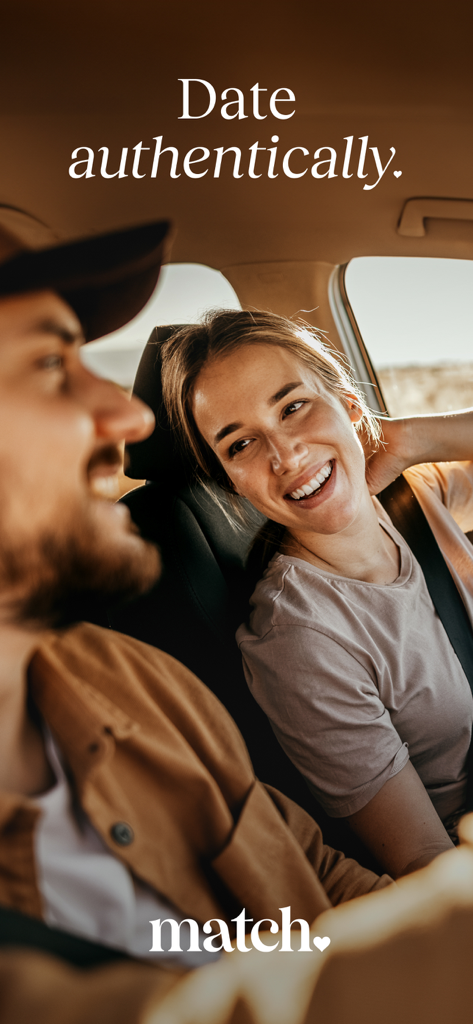 Um homem e uma mulher felizes rindo juntos em um carro com o texto Namore autenticamente e o logotipo do Match.