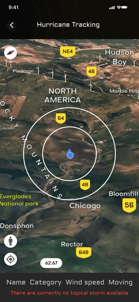 Mobile App-Schnittstelle für Hurrikan-Tracking mit einer interaktiven Satellitenkarte mit konzentrischen Sturmringen und Datenheadern.