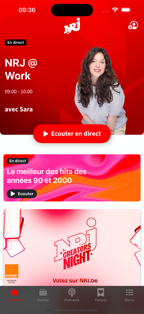 NRJ Belgique - NRJベルギーラジオアプリのホーム画面。ライブ番組NRJ at Workと90年代、2000年代のヒット曲のカテゴリーが表示されています。