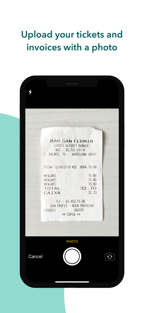 Quipu - Pantalla de un teléfono móvil utilizando la aplicación Quipu para tomar una foto de un recibo de restaurante para el seguimiento automático de gastos