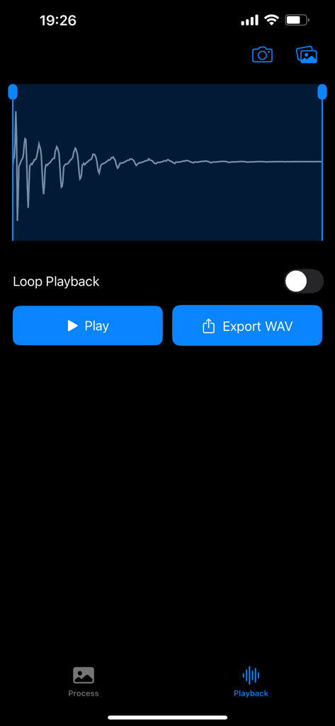 Waveform Camera - Oberfläche der Waveform Camera App, die eine aufgenommene Audio-Wellenform mit Wiedergabe- und Export-Wav-Schaltflächen zeigt.