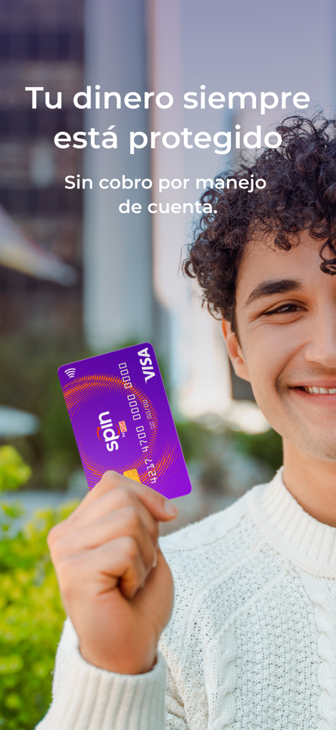 Spin by OXXO - Un hombre sonriendo sosteniendo una tarjeta de débito Visa Spin by OXXO morada con texto promocional en español sobre la seguridad de la cuenta