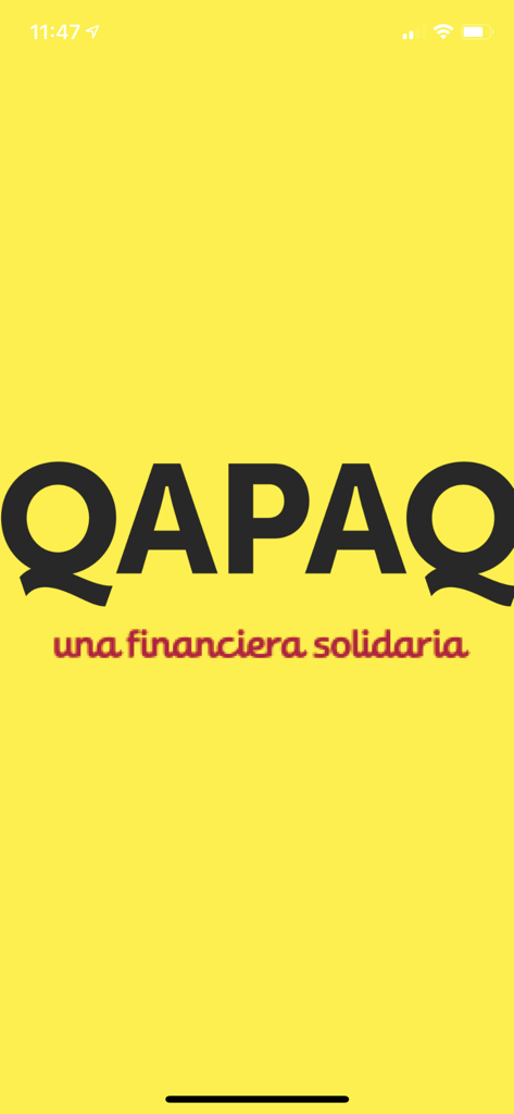 Pantalla de presentación de la aplicación móvil Financiera QAPAQ con el logo y eslogan sobre un fondo amarillo.