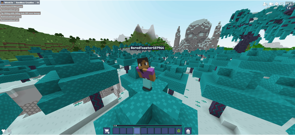 Un personaje de bloques parado en un bosque de vóxeles de color turquesa dentro del universo sandbox multijugador de bloxd.io.