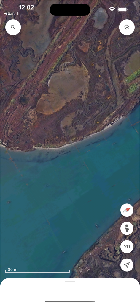Interfaz de la aplicación móvil Google Earth que muestra imágenes satelitales de alta resolución de un área de marisma costera con iconos de navegación