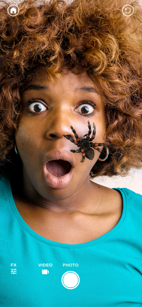 Eine Frau mit geschocktem Gesichtsausdruck, während eine realistische AR-Spinne auf ihrer Wange krabbelt