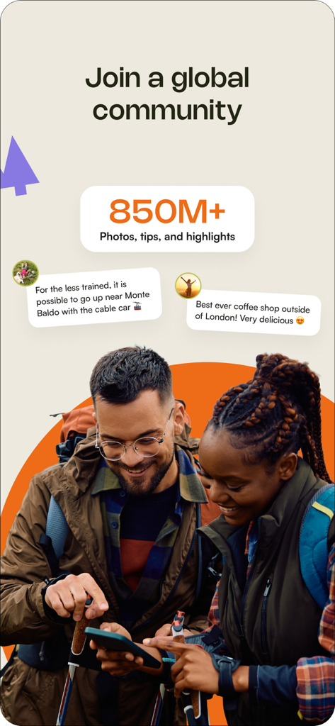 Dos excursionistas mirando fotos y consejos de la comunidad global en la aplicación Komoot