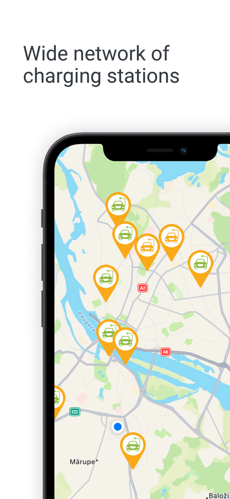 Interface cartographique de l'application Elektrum Drive affichant un large réseau de bornes de recharge pour véhicules électriques en Lettonie.