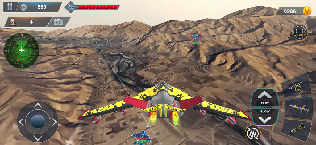 Airplane War Fighter Jet Games - Un avión de combate amarillo y negro volando sobre un paisaje desértico montañoso en un juego de combate aéreo con elementos HUD.