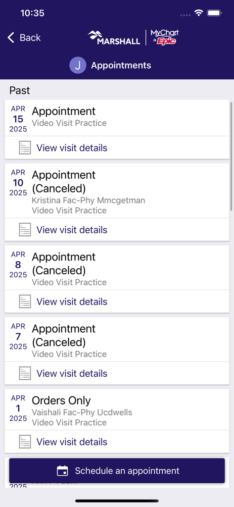 Una pantalla móvil de la aplicación Marshall MyChart que muestra una lista de citas médicas pasadas y un botón para programar una cita.