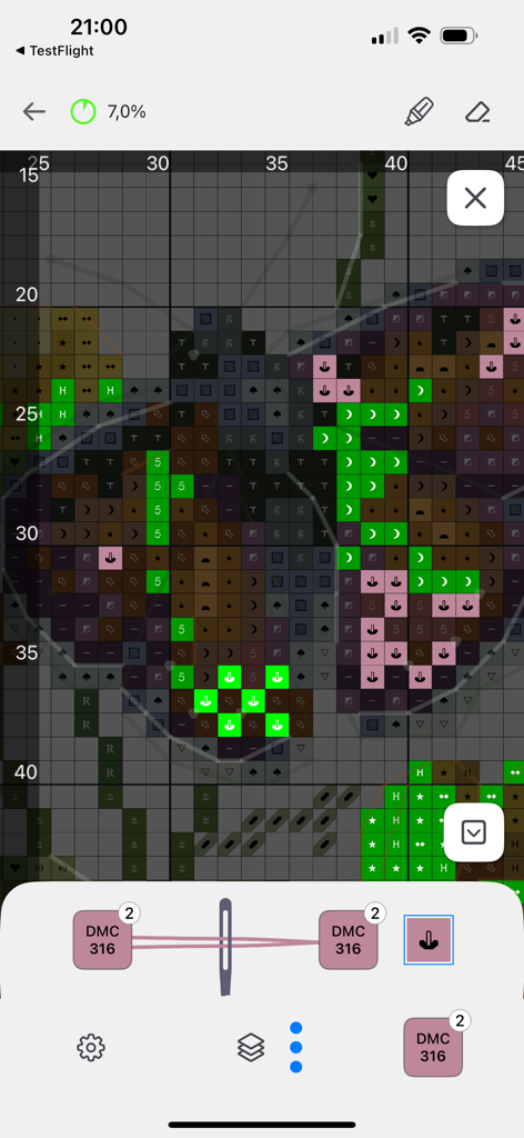 Interfaz de la aplicación Fantastitch que muestra un patrón de bordado digital con símbolos resaltados y detalles de hilo DMC.