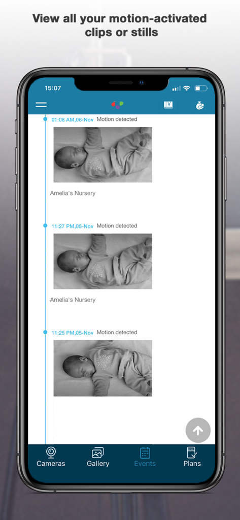 Pantalla de smartphone mostrando una línea de tiempo de instantáneas activadas por movimiento de un bebé durmiendo en la aplicación Hubble Connected.