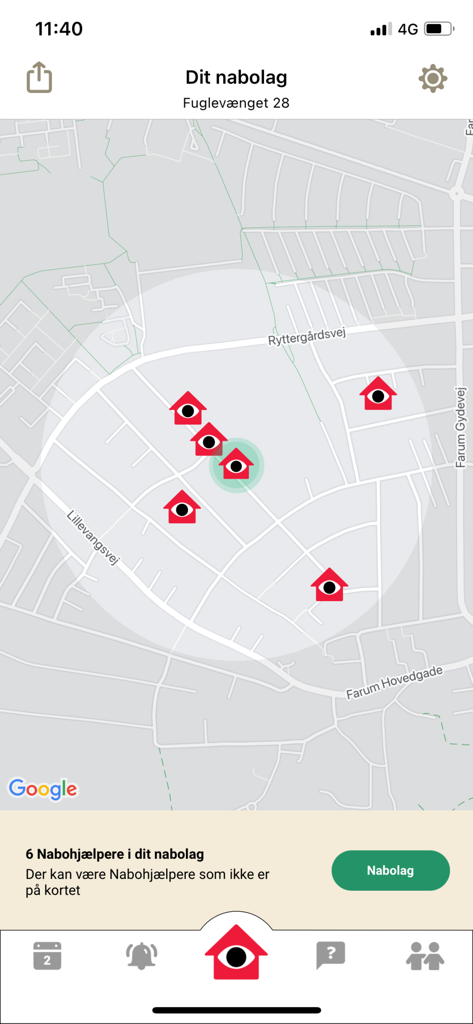 Nabohjælp - Nabohjælpアプリの地図表示。近所の複数の赤い家のアイコンと目が、地域にいるアクティブな近隣ヘルパーを示しています。
