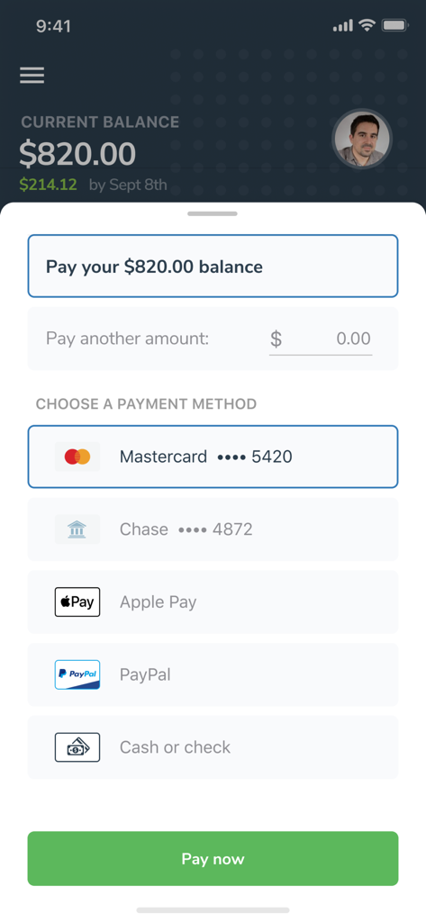 Greek Capital Management - Interfaz de pago de la aplicación Greek Capital Management que muestra un saldo de 820 dólares con varias opciones de pago como Mastercard y Apple Pay.