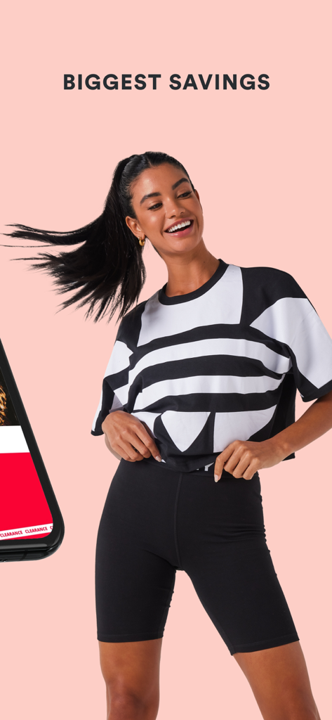 Una mujer que lleva una camiseta Adidas y pantalones cortos negros bajo el texto Los mayores ahorros en la aplicación de compras SIVVI