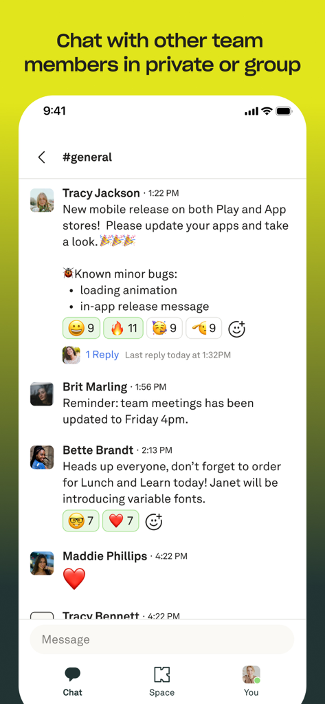 Interface de chat do aplicativo móvel Kumospace mostrando mensagens da equipe e reações de emojis.