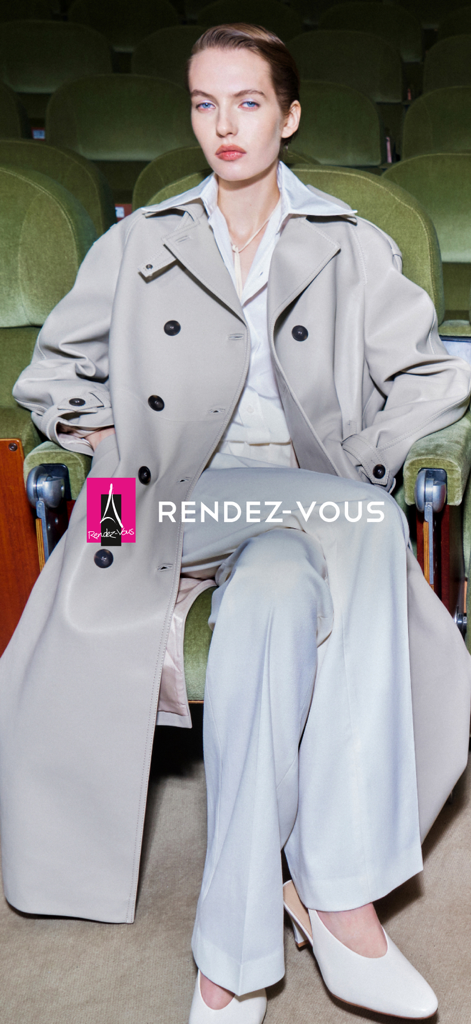 Rendez-Vous 패션 앱을 위해 베이지색 트렌치코트와 흰색 힐을 신은 우아한 여성