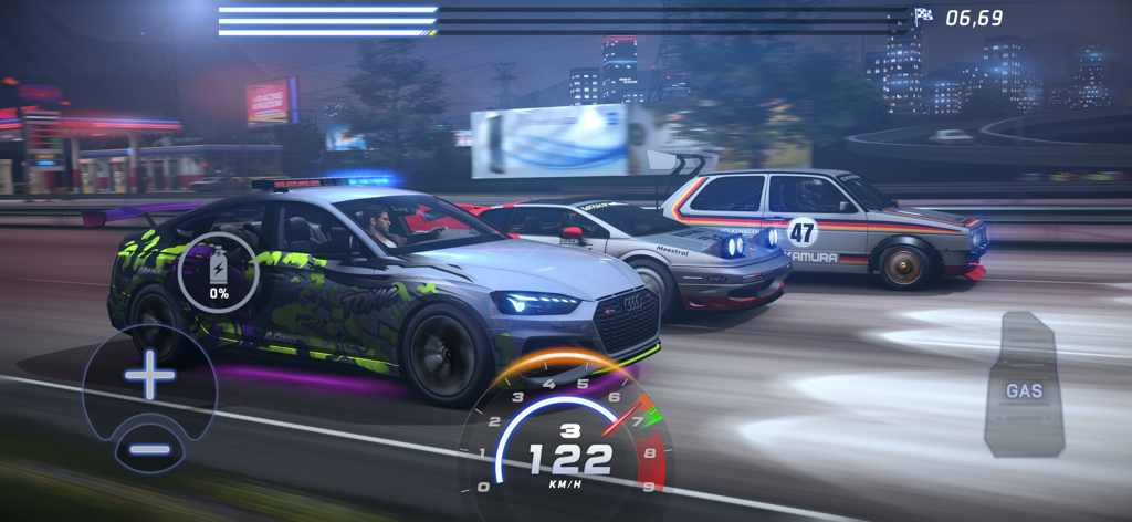 Racing Kingdom - Tres autos personalizados compiten en una carrera de drag nocturna en una autopista urbana en Racing Kingdom.