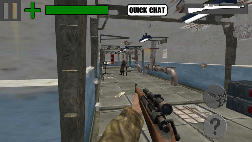 Una prospettiva sparatutto in prima persona che mostra un giocatore che impugna un fucile da cecchino in un corridoio industriale