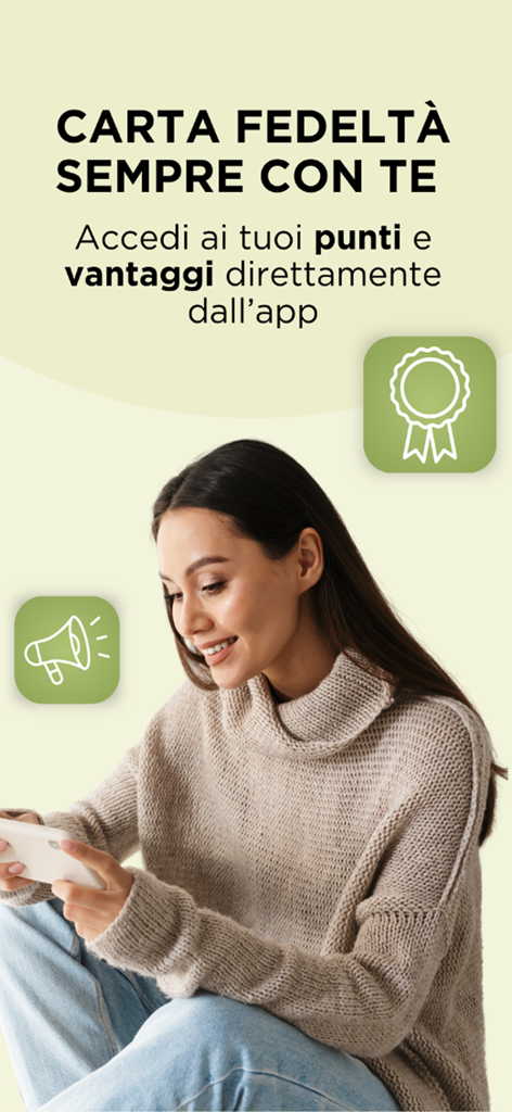 Una mujer sonriendo mientras usa la app Bottega Verde para revisar su tarjeta de fidelidad digital y recompensas.