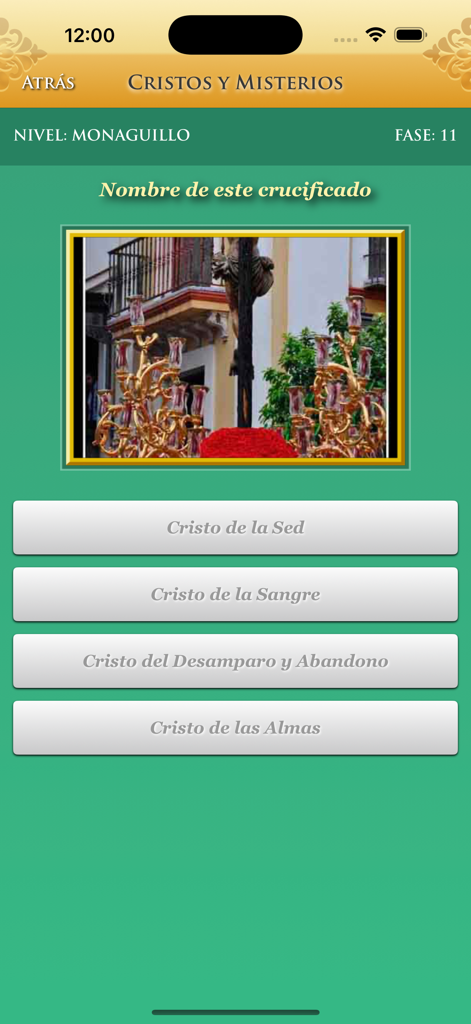 Captura de pantalla de una aplicación móvil que muestra una pregunta de trivial de Semana Santa sobre la identificación de una figura de Cristo crucificado con opciones de respuesta múltiple.