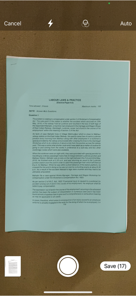 Tela do iPhone mostrando a interface da câmera do aplicativo Scanner Pro digitalizando um documento intitulado Leis Trabalhistas e Prática.