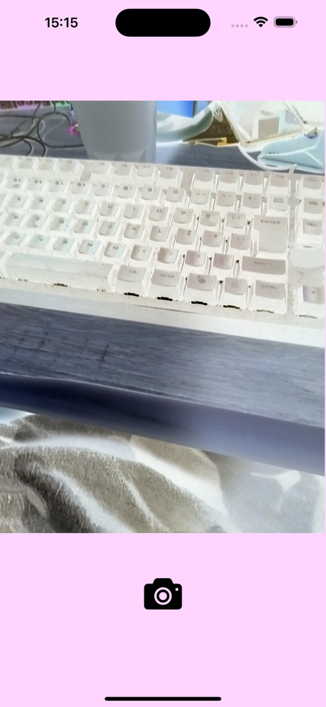 Negative Image Camera - Captura de pantalla de la app Cámara de Imagen Negativa mostrando una foto de un teclado de computadora con colores invertidos