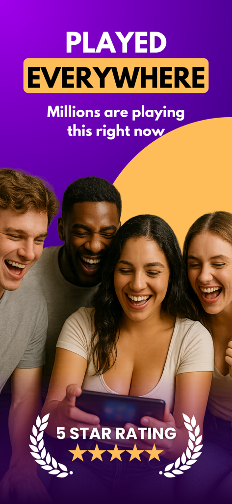 Quatro amigos diversos rindo juntos enquanto jogam o jogo de palavras de festa Imposter em um telefone celular.