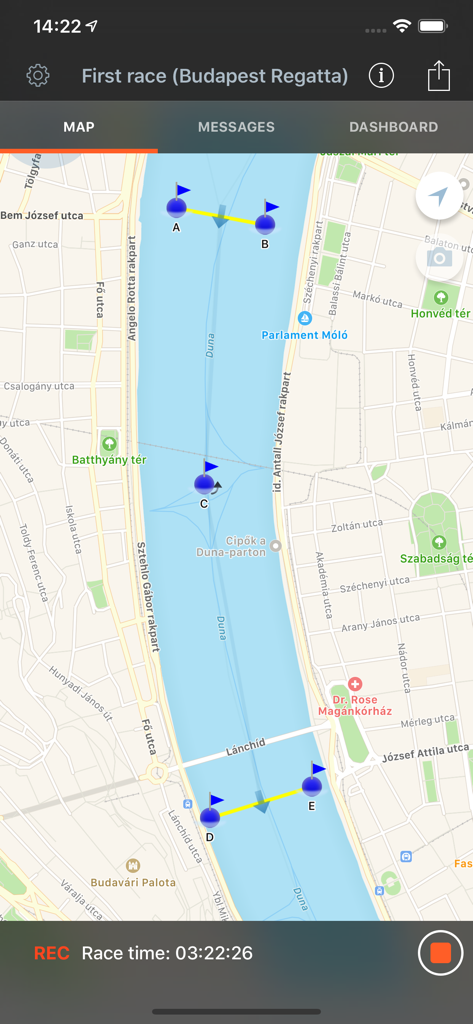 Interfaz de la aplicación KWINDOO que muestra un mapa de campo de regatas de vela en vivo con puntos de control y datos de seguimiento