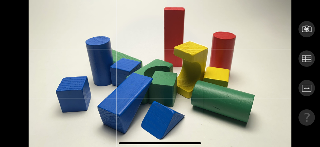 Interfaz de cámara de Dragonframe Tether que muestra bloques de madera de colores con líneas de cuadrícula para animación stop motion