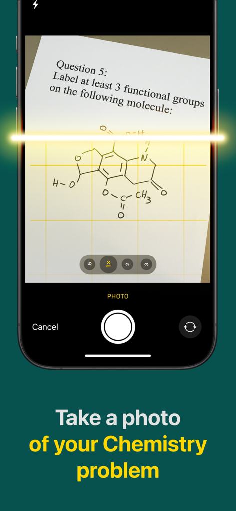 Chem AI - Chemistry Solver - Interface de caméra de smartphone scannant un diagramme de molécule de chimie manuscrit sur une feuille de papier.