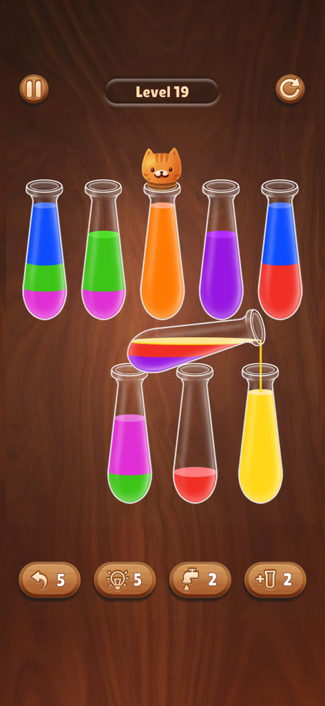 Color Water Sort Wooden Puzzle - Captura de pantalla del juego de Rompecabezas de Madera para Ordenar Agua que muestra líquido colorido siendo vertido entre tubos de vidrio sobre un fondo de madera.