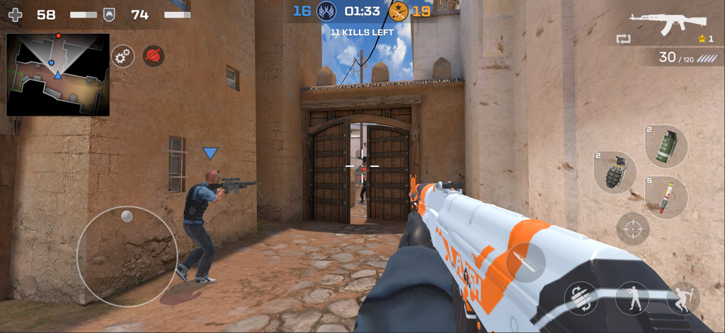 Ego-Perspektive eines taktischen Shooter-Matches in Critical Strike CS mit einem individuellen Waffen-Skin