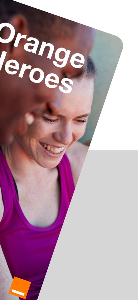 Dos empleados sonriendo en la pantalla de la aplicación Orange Heroes