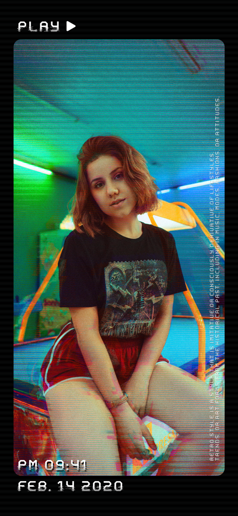 Dazz Cam ‎ - Photo de style VHS rétro d'une femme avec des lignes de balayage et un horodatage de date.