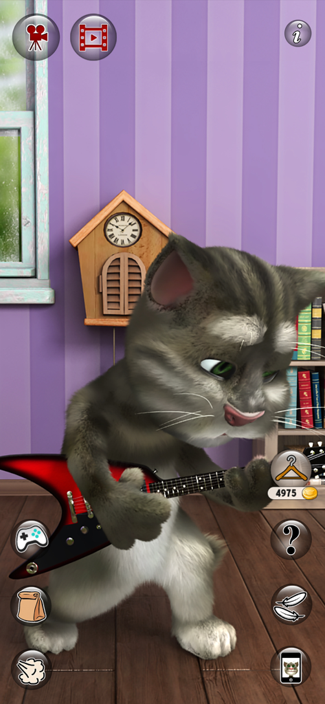 Talking Tom Cat joue d'une guitare électrique rouge dans une pièce avec un papier peint à rayures violettes