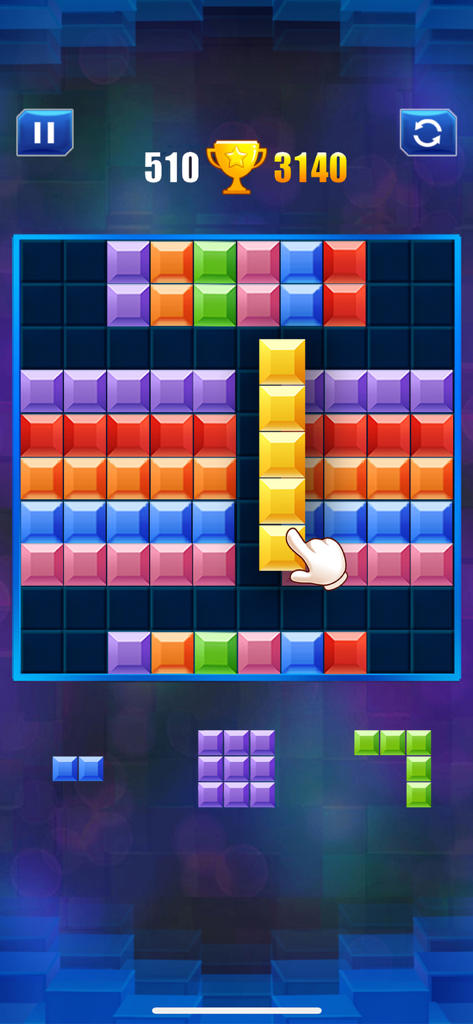 Ecrã de jogabilidade de um jogo de puzzle de blocos mostrando uma mão a colocar um bloco vertical numa grelha colorida