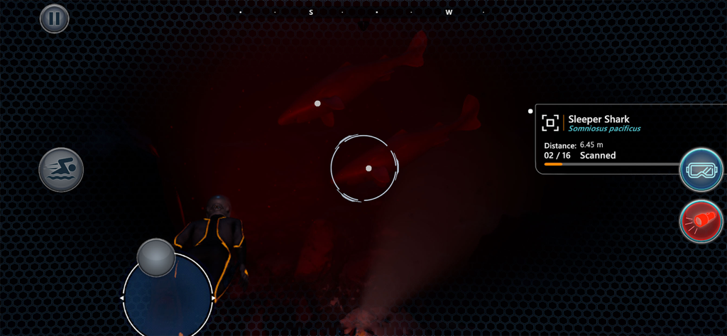 Beyond Blue - Tela do jogo de Beyond Blue mostrando um mergulhador a escanear um tubarão-dorminhoco no escuro oceano profundo.