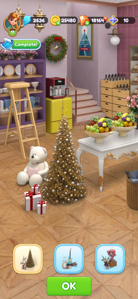 Merge Master Home Designの部屋の装飾シーン。ゴールドのクリスマスツリーとテディベアがあり、下部にはインテリアデザインのオプションがあります。