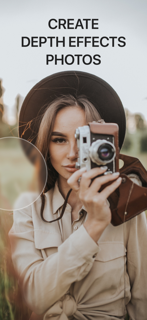 Blur Photo - Background & Face - Eine Frau, die eine Vintage-Kamera hält und die Tiefeneffekte und den Hintergrundunschärfe-Effekt der App demonstriert.