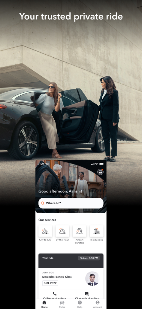 Ein professioneller Chauffeur öffnet die Tür eines Luxusautos neben der Blacklane-App-Oberfläche, die Buchungsoptionen für private Fahrten anzeigt