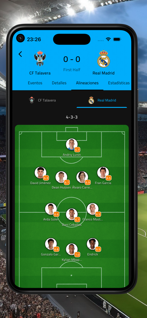 Futbol Argentina - EN VIVO - Interfaz de aplicación de fútbol que muestra las alineaciones de los equipos y las calificaciones de los jugadores en un campo virtual para un partido en vivo.