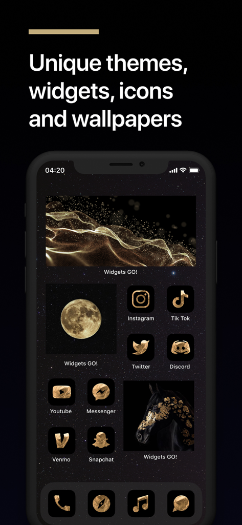 Widgets, Themes & Wallpapers ­ - Pantalla de iPhone con un tema estético dorado oscuro con widgets de luna a juego e iconos de aplicaciones doradas.