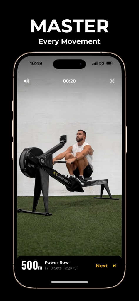 Un hombre realizando un ejercicio de remo de potencia de 500 metros en una máquina de remo en la aplicación de entrenamiento ENDUR.