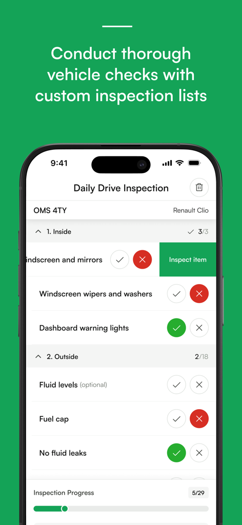 Quartix Check - Pantalla de smartphone que muestra una lista de verificación diaria de inspección de vehículos con elementos de verificación interior y exterior.