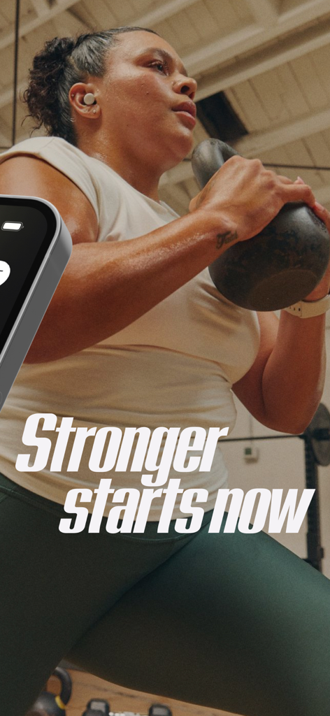 Peloton Strength+ - Una mujer entrenando con una pesa rusa en un gimnasio con el texto "Más fuerte empieza ahora"