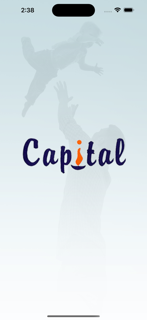 Capital Investment - Pantalla de inicio de la aplicación Capital Investment que muestra el logo y una imagen de fondo de un padre jugando con su hijo