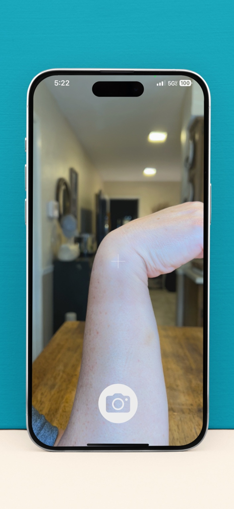 ROMin - Visão da câmera do iPhone no aplicativo ROMin focando em uma articulação do pulso para medir a amplitude de movimento