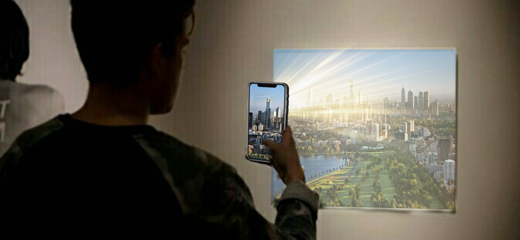 AR VideoLab - Una persona usando la aplicación AR VideoLab para proyectar un video de un paisaje urbano en una pared con un smartphone