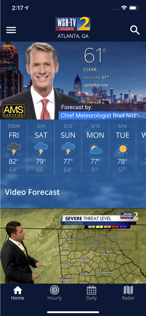 Severe Weather Team 2 앱 인터페이스에 Atlanta 날씨 예보와 최고 기상학자 Brad Nitz 표시